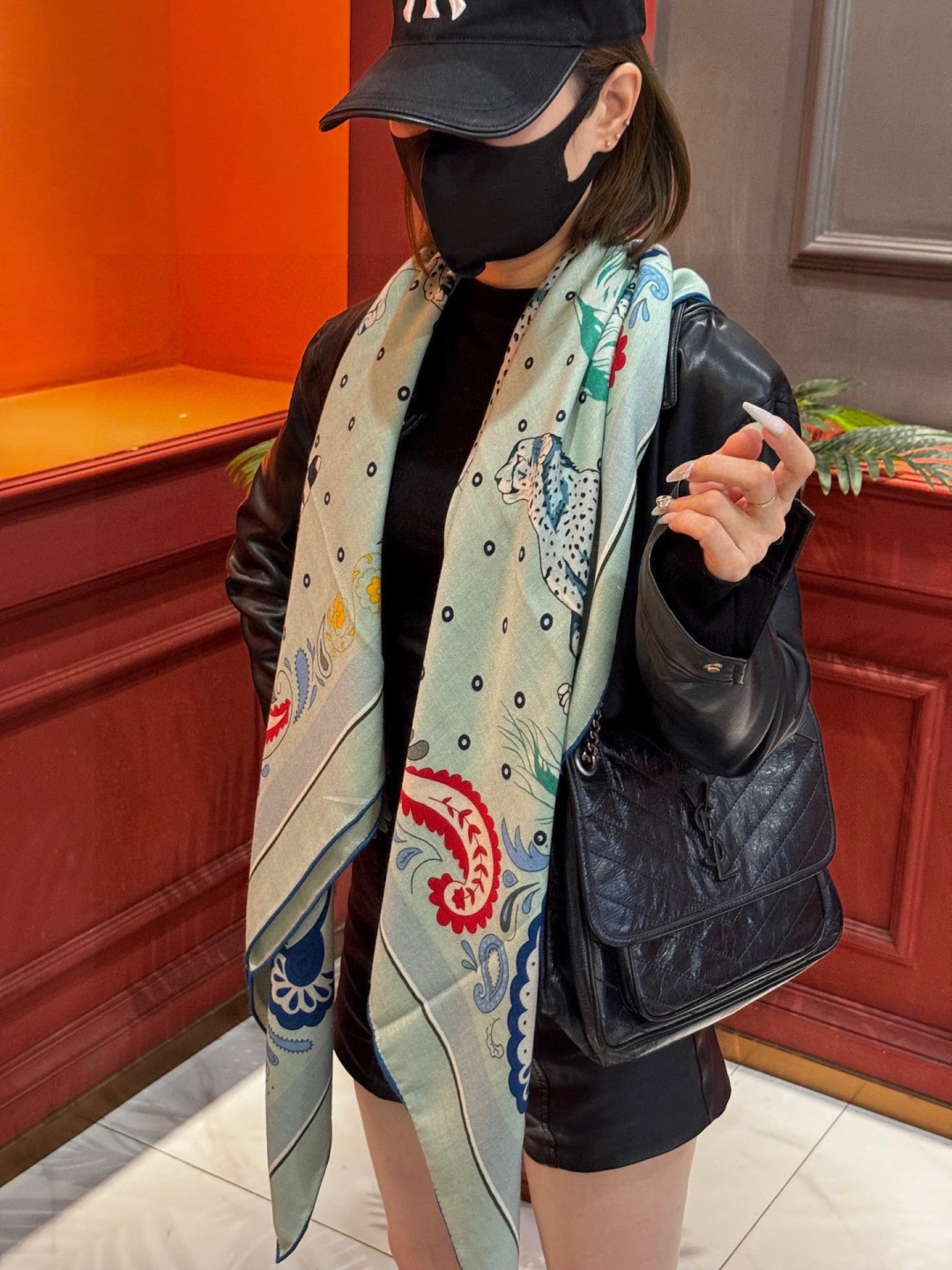 H珍藏版[丛林之爱]大方巾，双面同色 独一无二的品质！这款大方巾巾采用山羊绒和真丝混纺面料制成，柔软轻盈