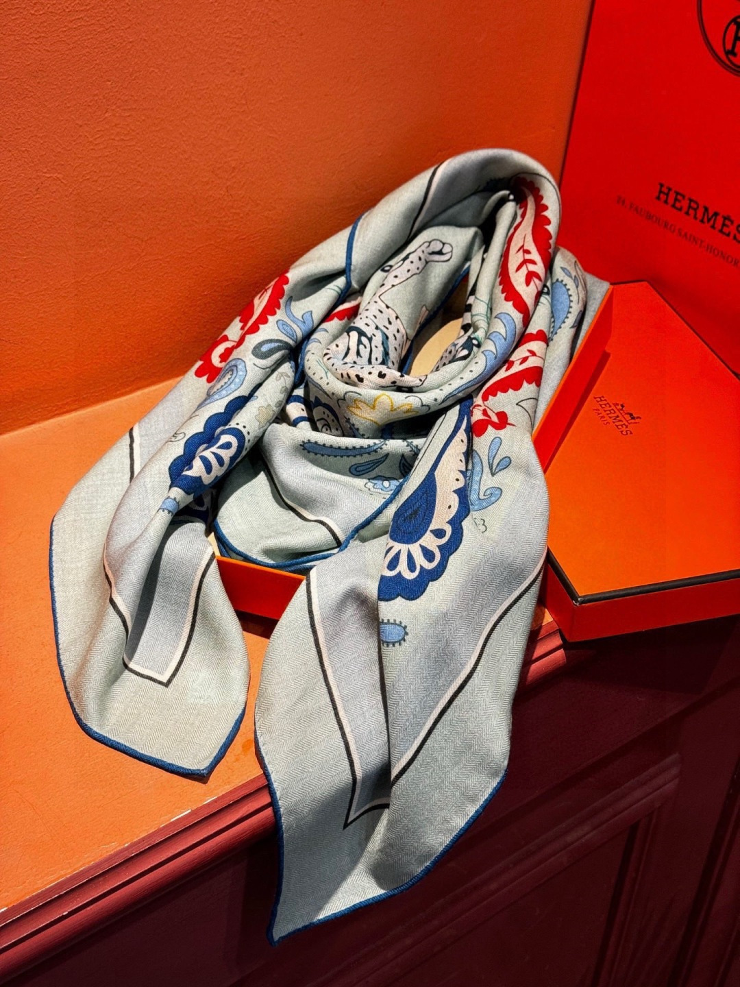 H珍藏版[丛林之爱]大方巾，双面同色 独一无二的品质！这款大方巾巾采用山羊绒和真丝混纺面料制成，柔软轻盈