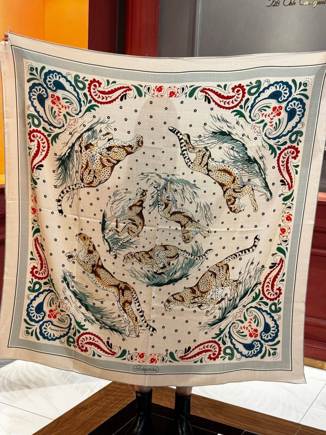 H珍藏版[丛林之爱]大方巾，双面同色 独一无二的品质！这款大方巾巾采用山羊绒和真丝混纺面料制成，柔软轻盈