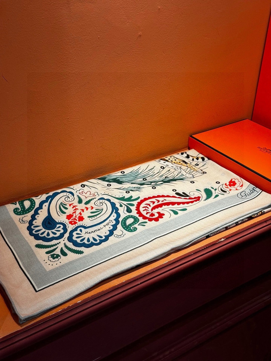 H珍藏版[丛林之爱]大方巾，双面同色 独一无二的品质！这款大方巾巾采用山羊绒和真丝混纺面料制成，柔软轻盈