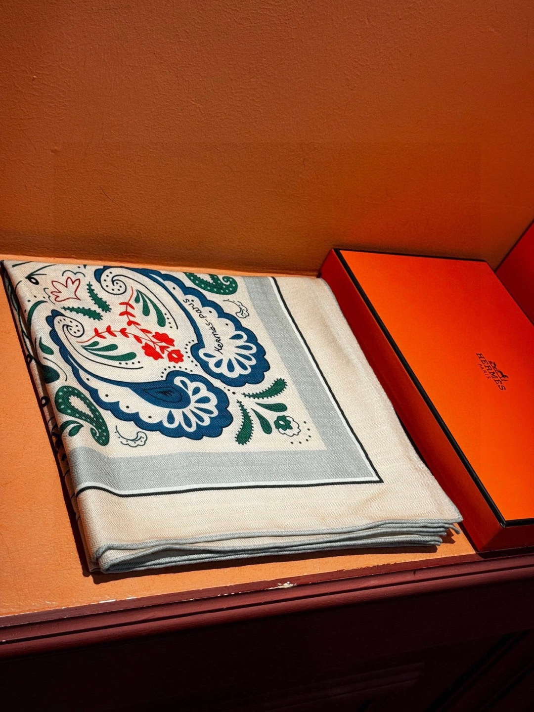 H珍藏版[丛林之爱]大方巾，双面同色 独一无二的品质！这款大方巾巾采用山羊绒和真丝混纺面料制成，柔软轻盈