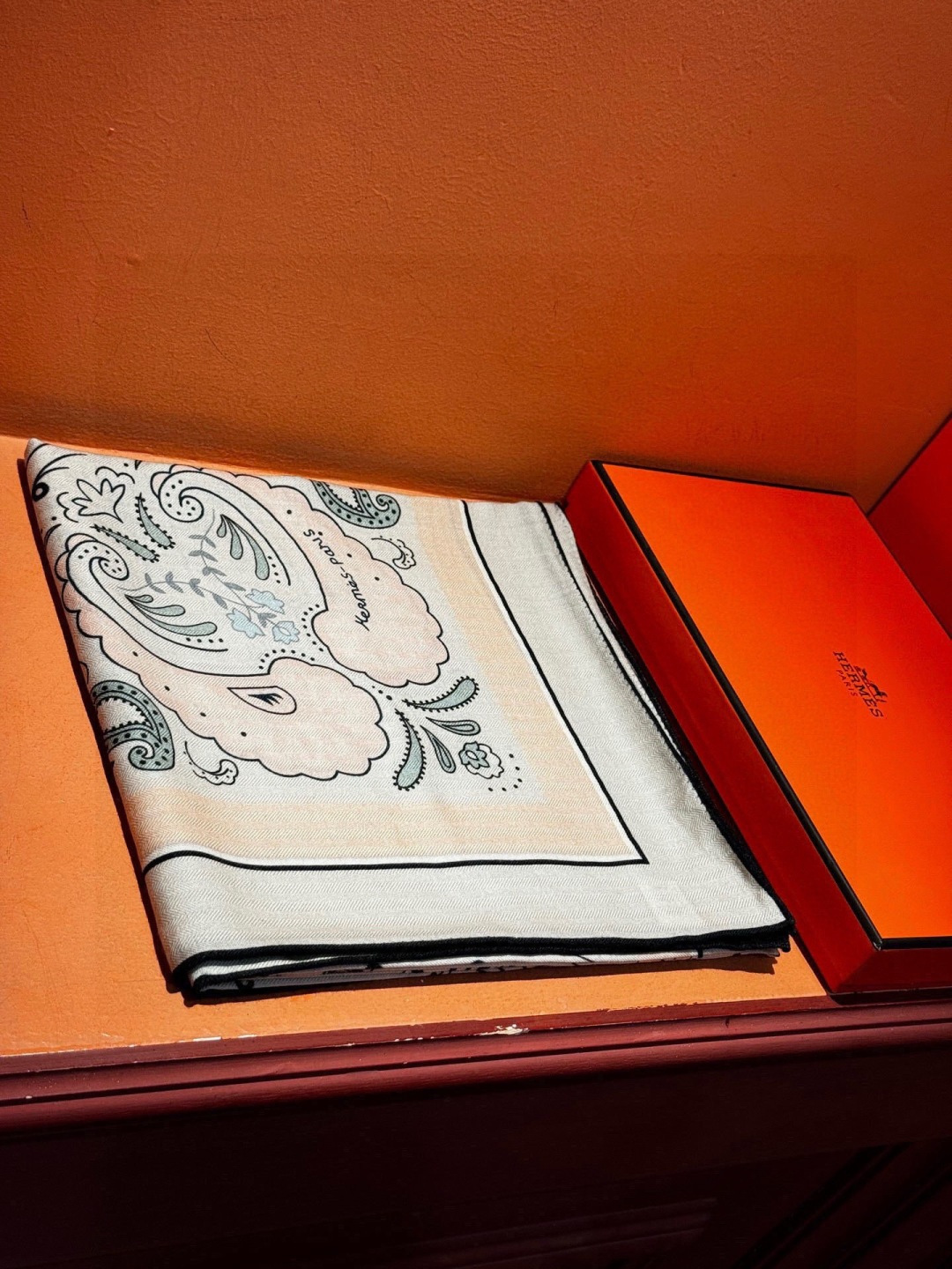 H珍藏版[丛林之爱]大方巾，双面同色 独一无二的品质！这款大方巾巾采用山羊绒和真丝混纺面料制成，柔软轻盈