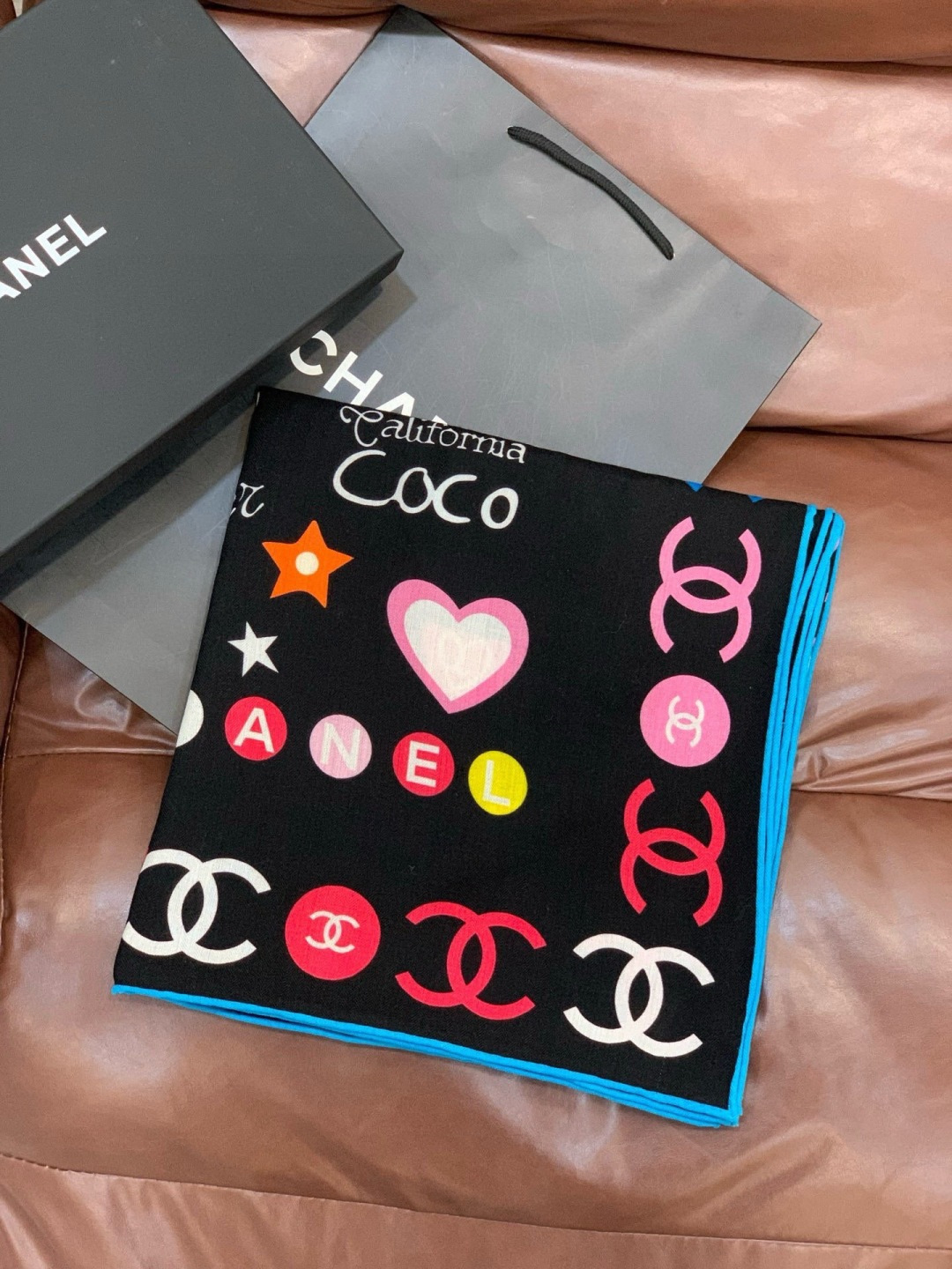 2025秋冬高级成衣系列～Chanel 【140双面同色丝绒披肩】此系列谱写一曲自由轻灵的赞歌本系列作品