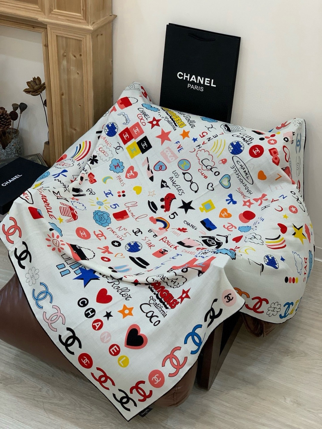 2025秋冬高级成衣系列～Chanel 【140双面同色丝绒披肩】此系列谱写一曲自由轻灵的赞歌本系列作品