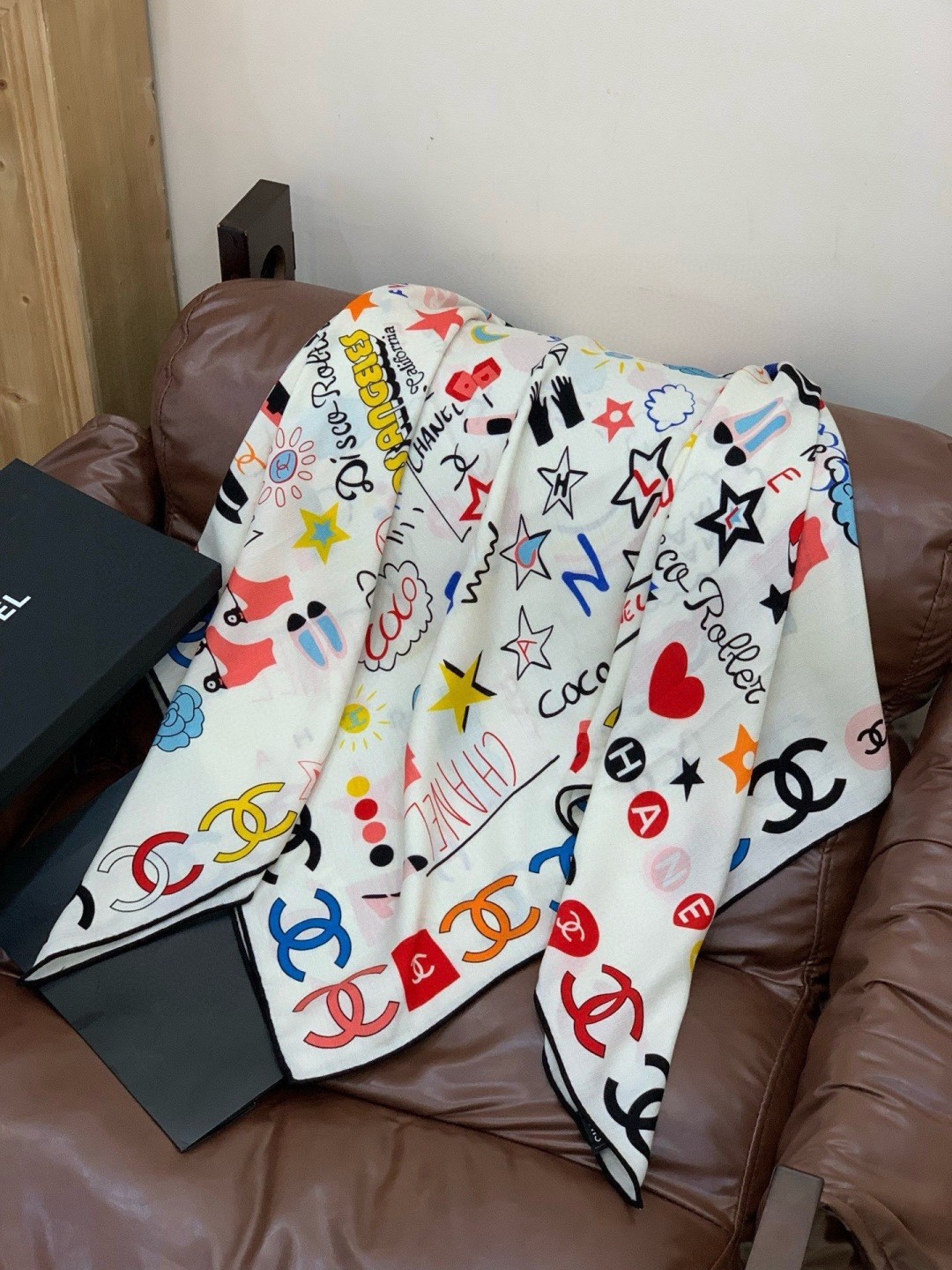 2025秋冬高级成衣系列～Chanel 【140双面同色丝绒披肩】此系列谱写一曲自由轻灵的赞歌本系列作品