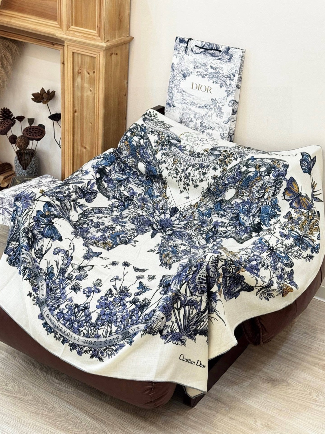 Dior 印花披肩【140顶级丝绒双面同色】Dior Camo PaPillon 图案这款披肩饰以 Di