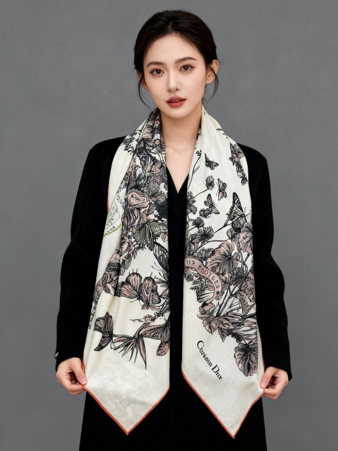 Dior 印花披肩【140顶级丝绒双面同色】Dior Camo PaPillon 图案这款披肩饰以 Di
