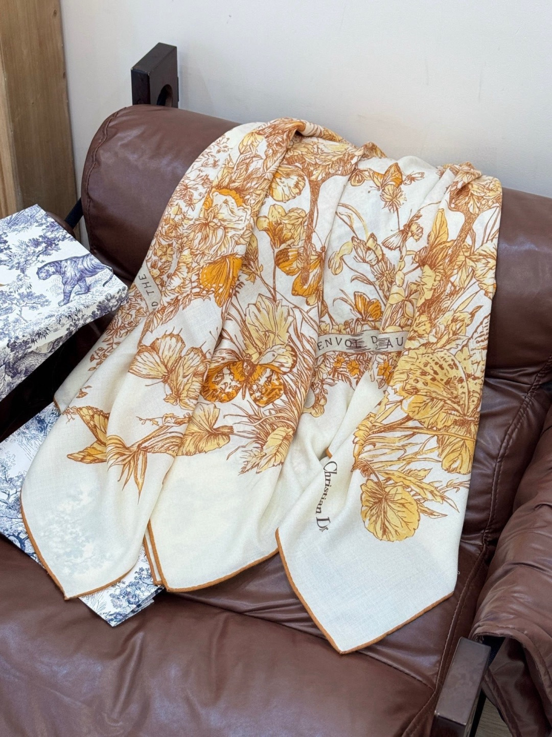 Dior 印花披肩【140顶级丝绒双面同色】Dior Camo PaPillon 图案这款披肩饰以 Di