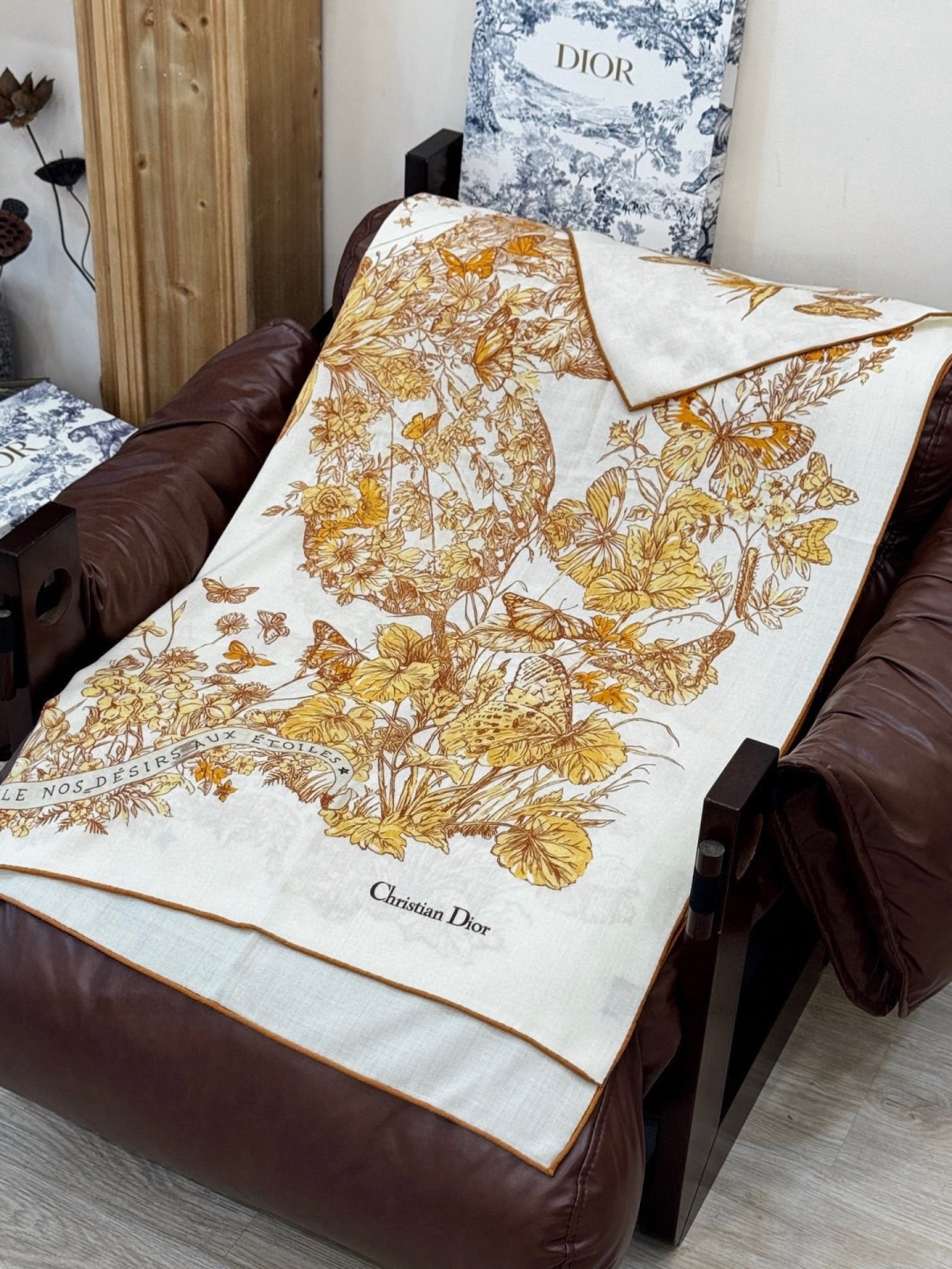 Dior 印花披肩【140顶级丝绒双面同色】Dior Camo PaPillon 图案这款披肩饰以 Di