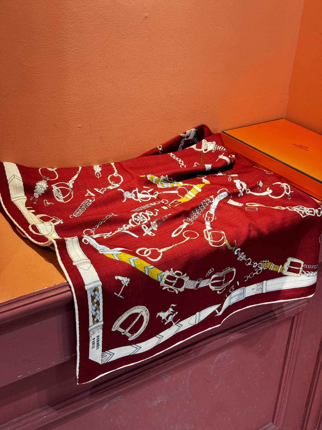 羊绒新款🆕👏👏买了都说好看‼️推荐💕爱马仕双面同色羊绒方巾【跃动的马儿双面同色140】，顶级工艺超值‼️