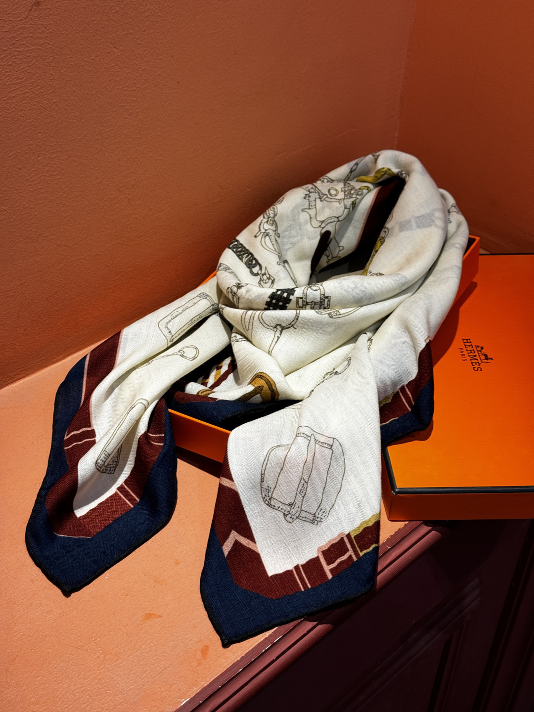 羊绒新款🆕👏👏买了都说好看‼️推荐💕爱马仕双面同色羊绒方巾【跃动的马儿双面同色140】，顶级工艺超值‼️