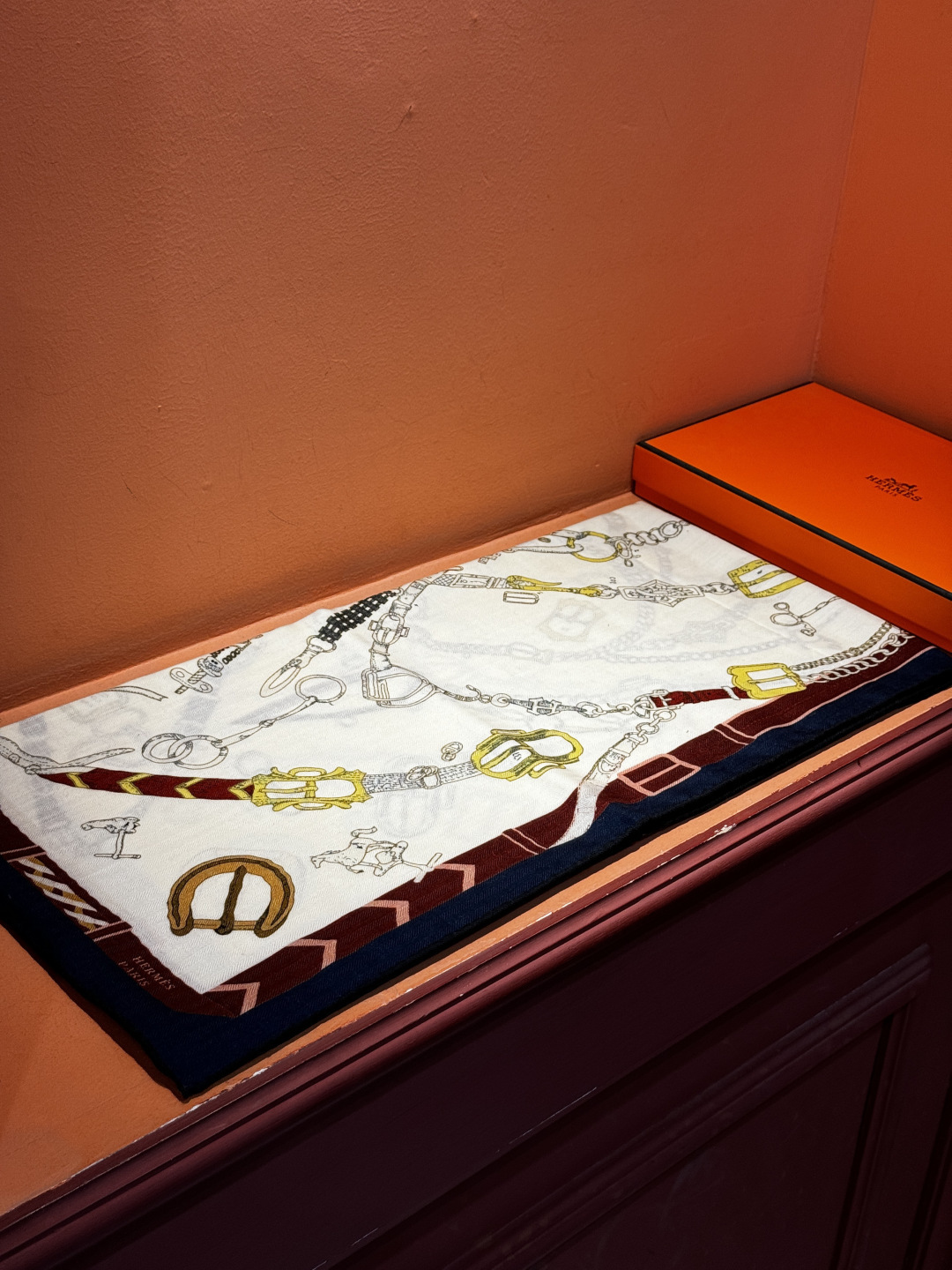 羊绒新款🆕👏👏买了都说好看‼️推荐💕爱马仕双面同色羊绒方巾【跃动的马儿双面同色140】，顶级工艺超值‼️