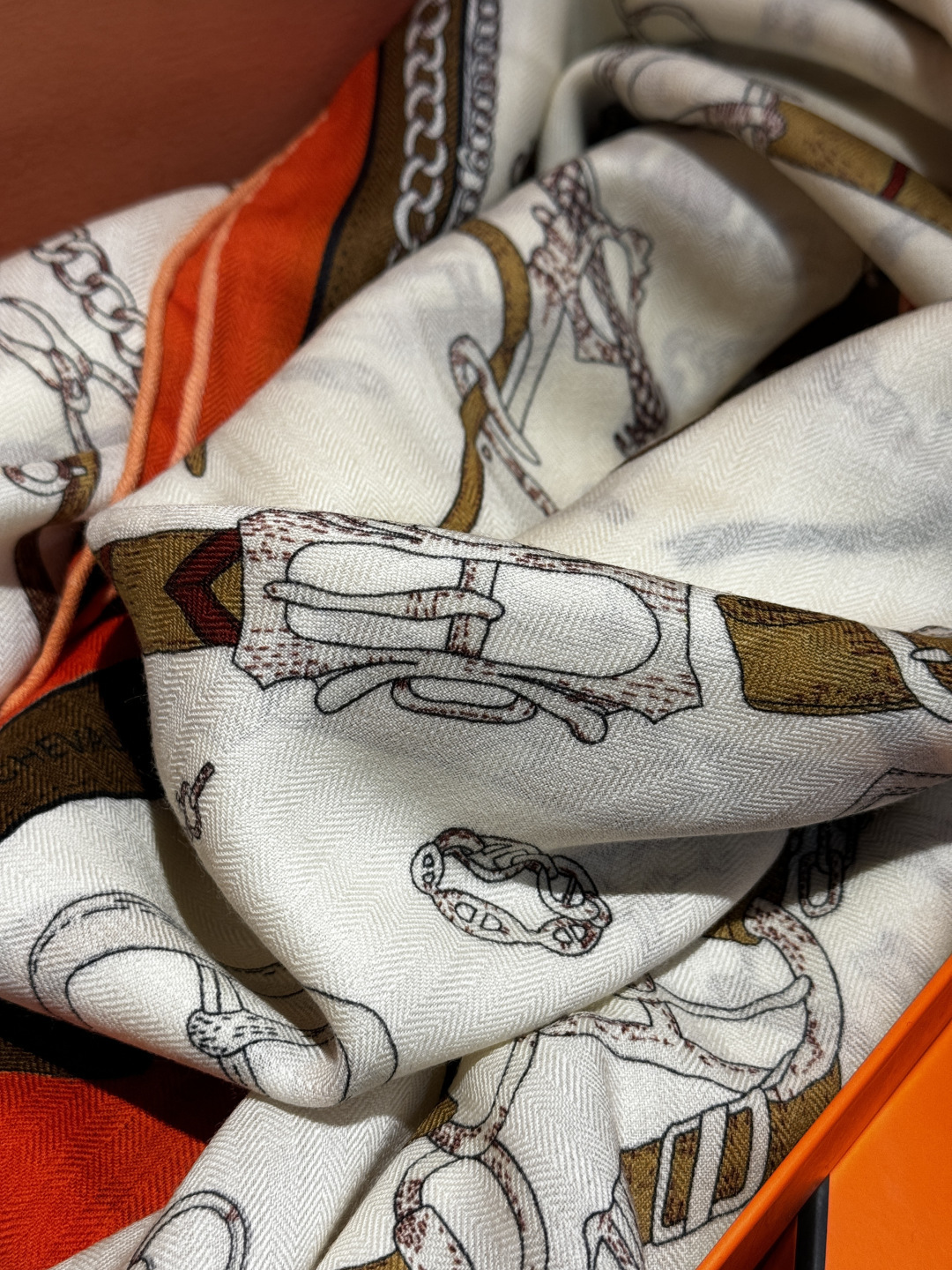 羊绒新款🆕👏👏买了都说好看‼️推荐💕爱马仕双面同色羊绒方巾【跃动的马儿双面同色140】，顶级工艺超值‼️