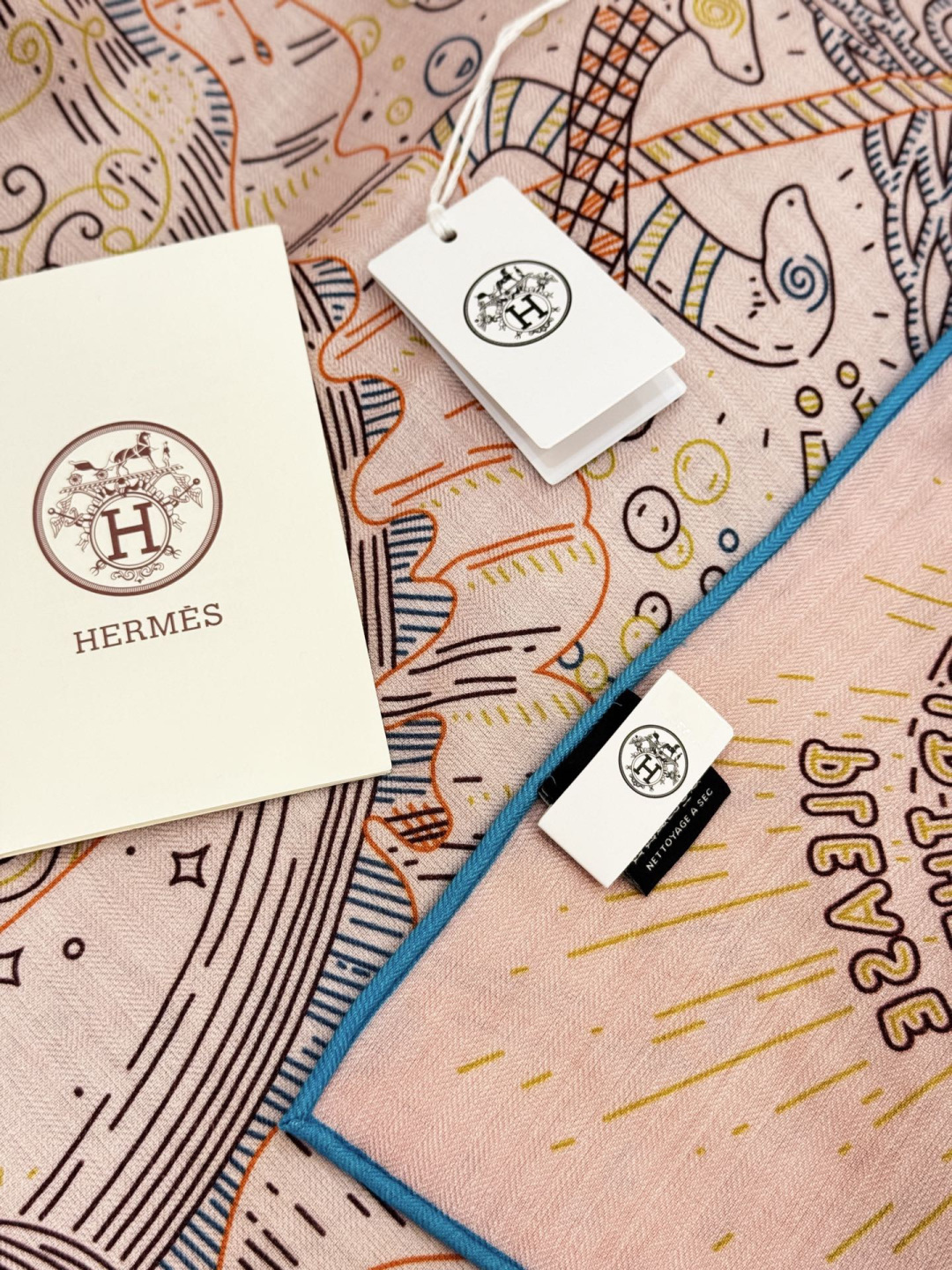 “正在接通中”140方巾～Hermes 手工卷边丝绒方巾（30%桑蚕丝70%羊绒）这款爱马仕的经典单品展