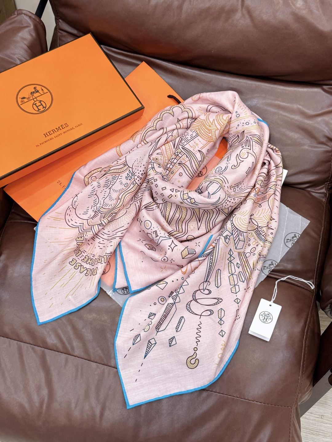 “正在接通中”140方巾～Hermes 手工卷边丝绒方巾（30%桑蚕丝70%羊绒）这款爱马仕的经典单品展