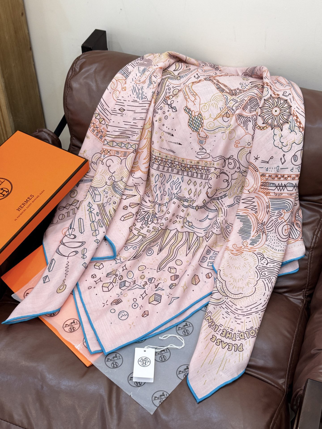 “正在接通中”140方巾～Hermes 手工卷边丝绒方巾（30%桑蚕丝70%羊绒）这款爱马仕的经典单品展