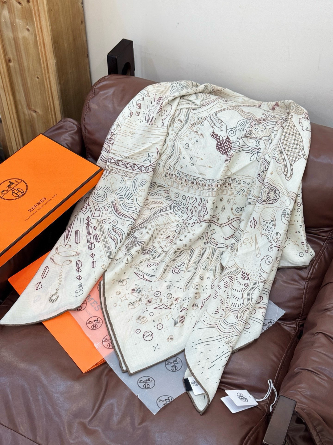 “正在接通中”140方巾～Hermes 手工卷边丝绒方巾（30%桑蚕丝70%羊绒）这款爱马仕的经典单品展