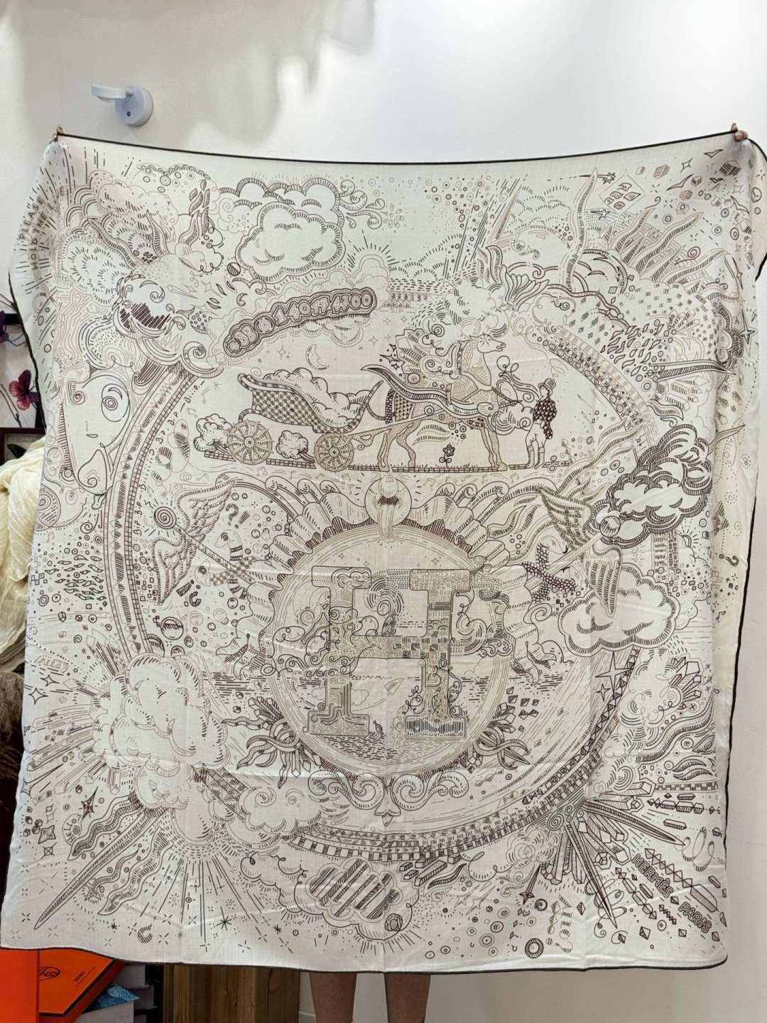 “正在接通中”140方巾～Hermes 手工卷边丝绒方巾（30%桑蚕丝70%羊绒）这款爱马仕的经典单品展