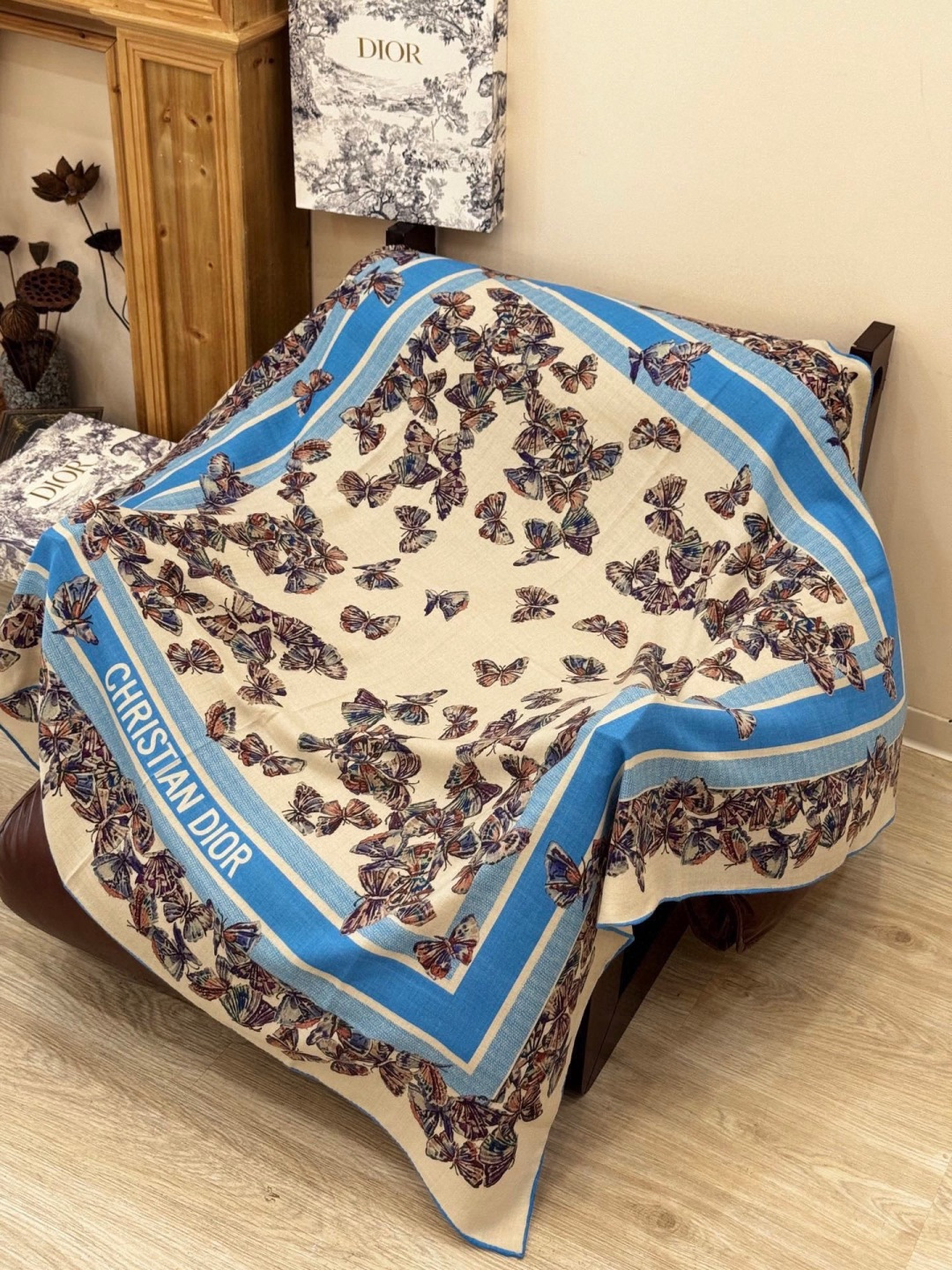 Dior 印花披肩【140顶级丝绒双面同色】Dior Camo PaPillon 图案这款披肩饰以 Di