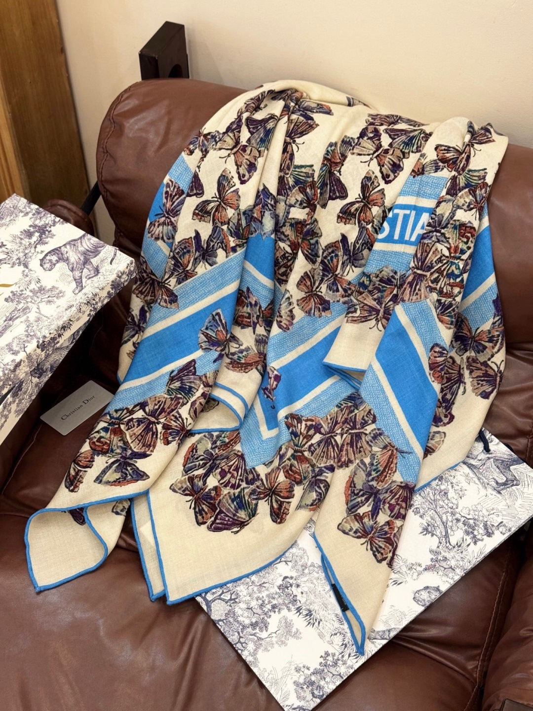 Dior 印花披肩【140顶级丝绒双面同色】Dior Camo PaPillon 图案这款披肩饰以 Di