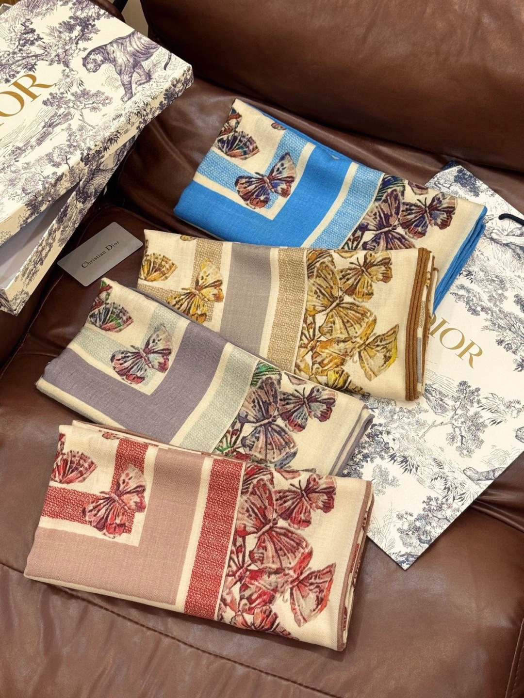 Dior 印花披肩【140顶级丝绒双面同色】Dior Camo PaPillon 图案这款披肩饰以 Di