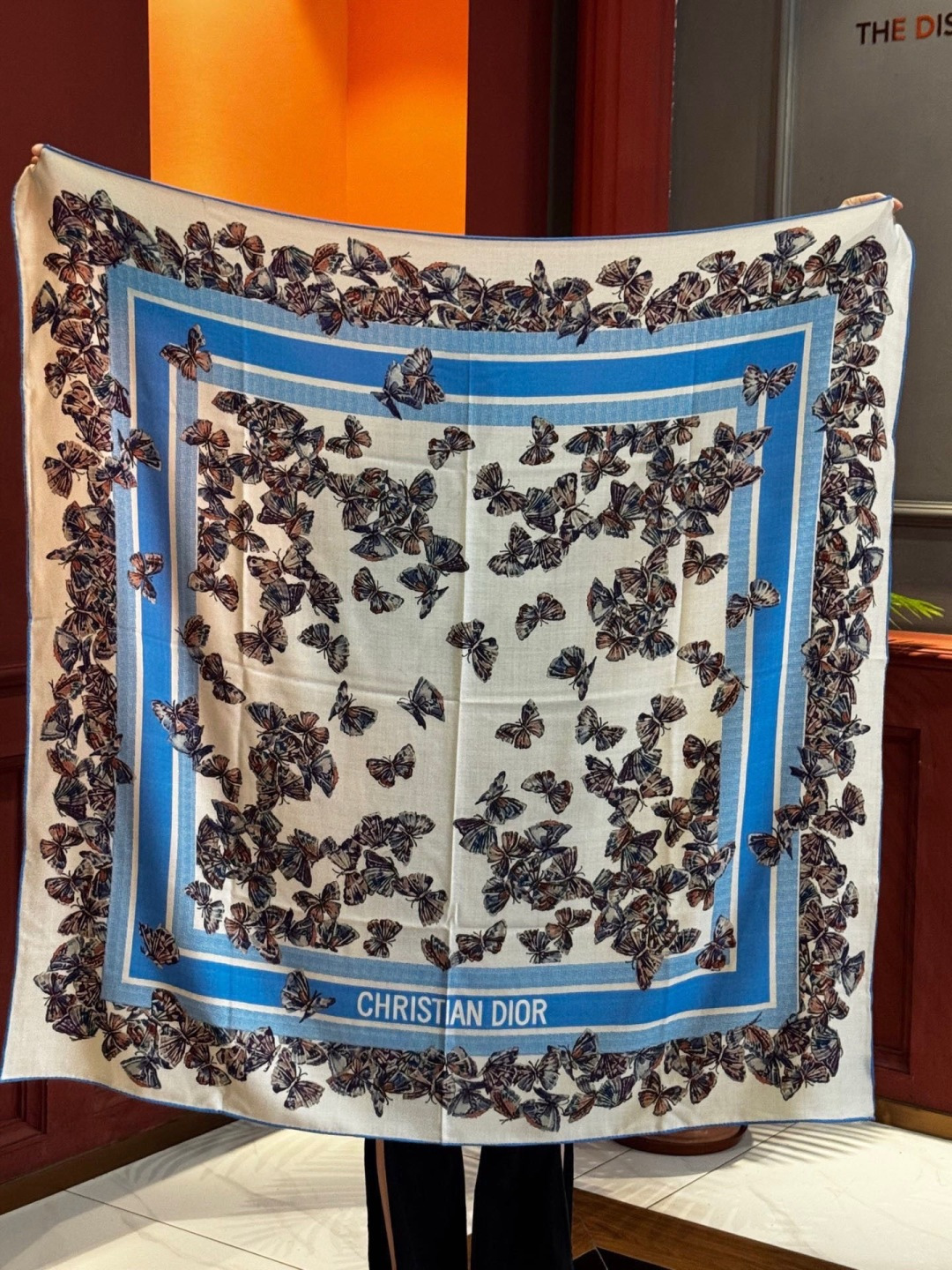 Dior 印花披肩【140顶级丝绒双面同色】Dior Camo PaPillon 图案这款披肩饰以 Di