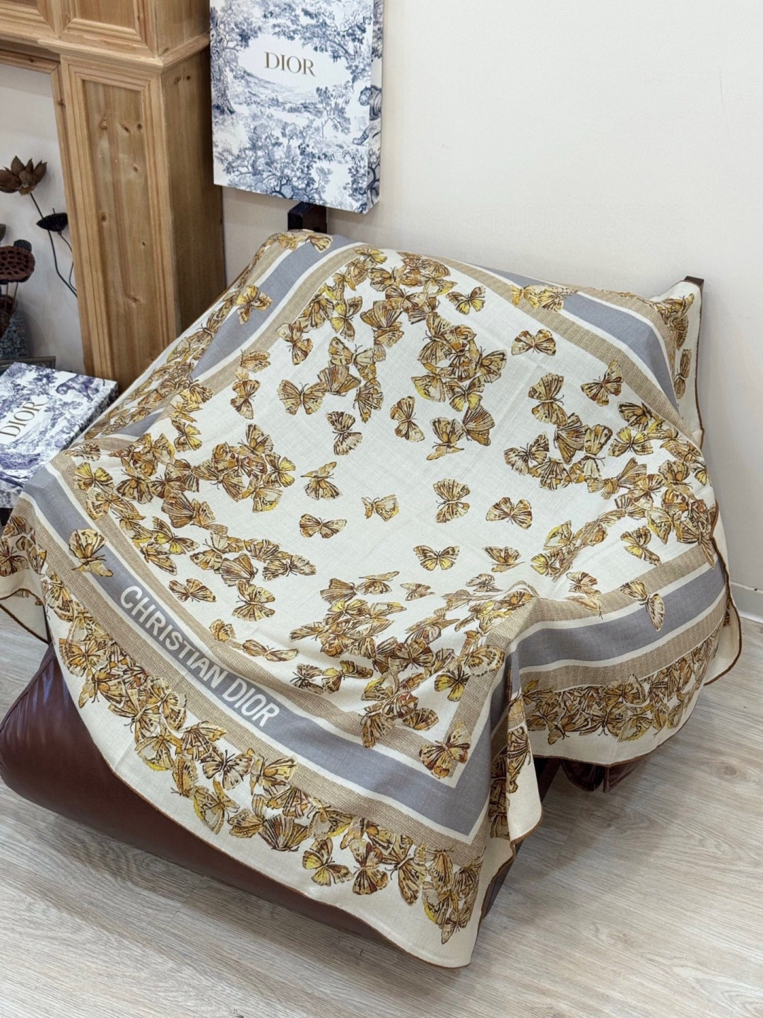 Dior 印花披肩【140顶级丝绒双面同色】Dior Camo PaPillon 图案这款披肩饰以 Di