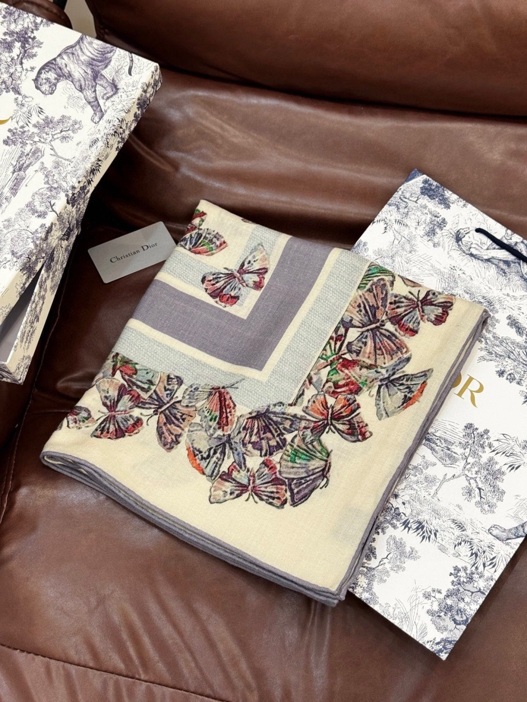 Dior 印花披肩【140顶级丝绒双面同色】Dior Camo PaPillon 图案这款披肩饰以 Di