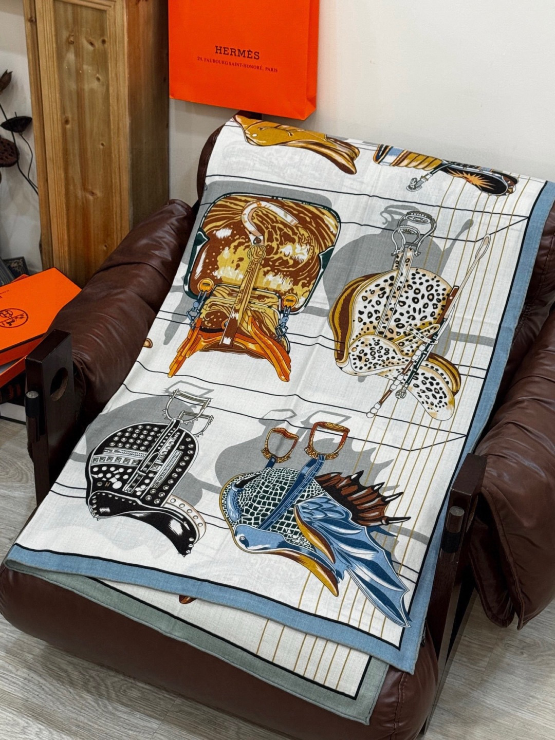 “鞍上世界”140丝绒方巾双面同色手工卷边丝绒方巾（30%真丝70%羊绒）这款披肩的经典单品展现强大而迷