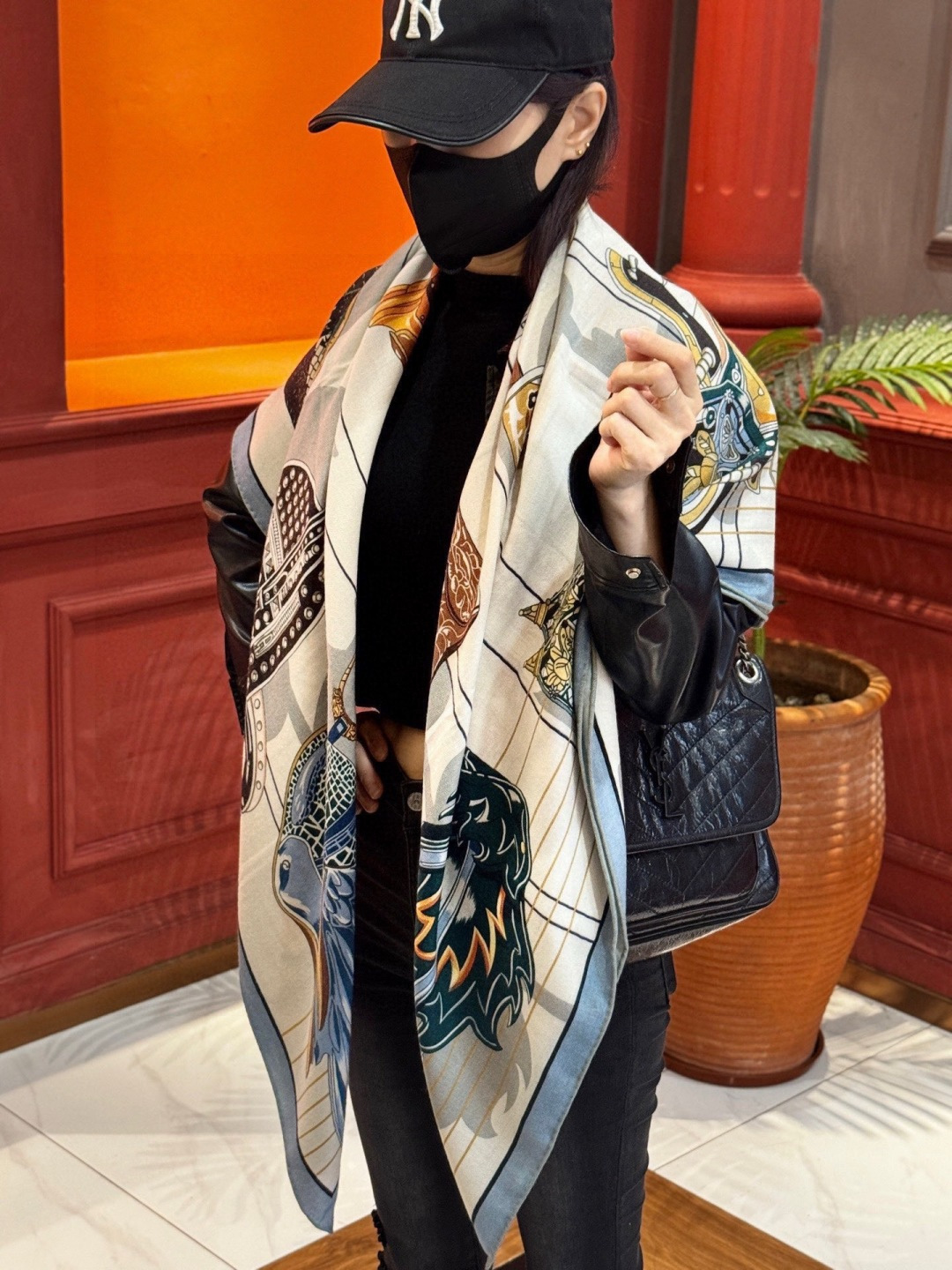 “鞍上世界”140丝绒方巾双面同色手工卷边丝绒方巾（30%真丝70%羊绒）这款披肩的经典单品展现强大而迷