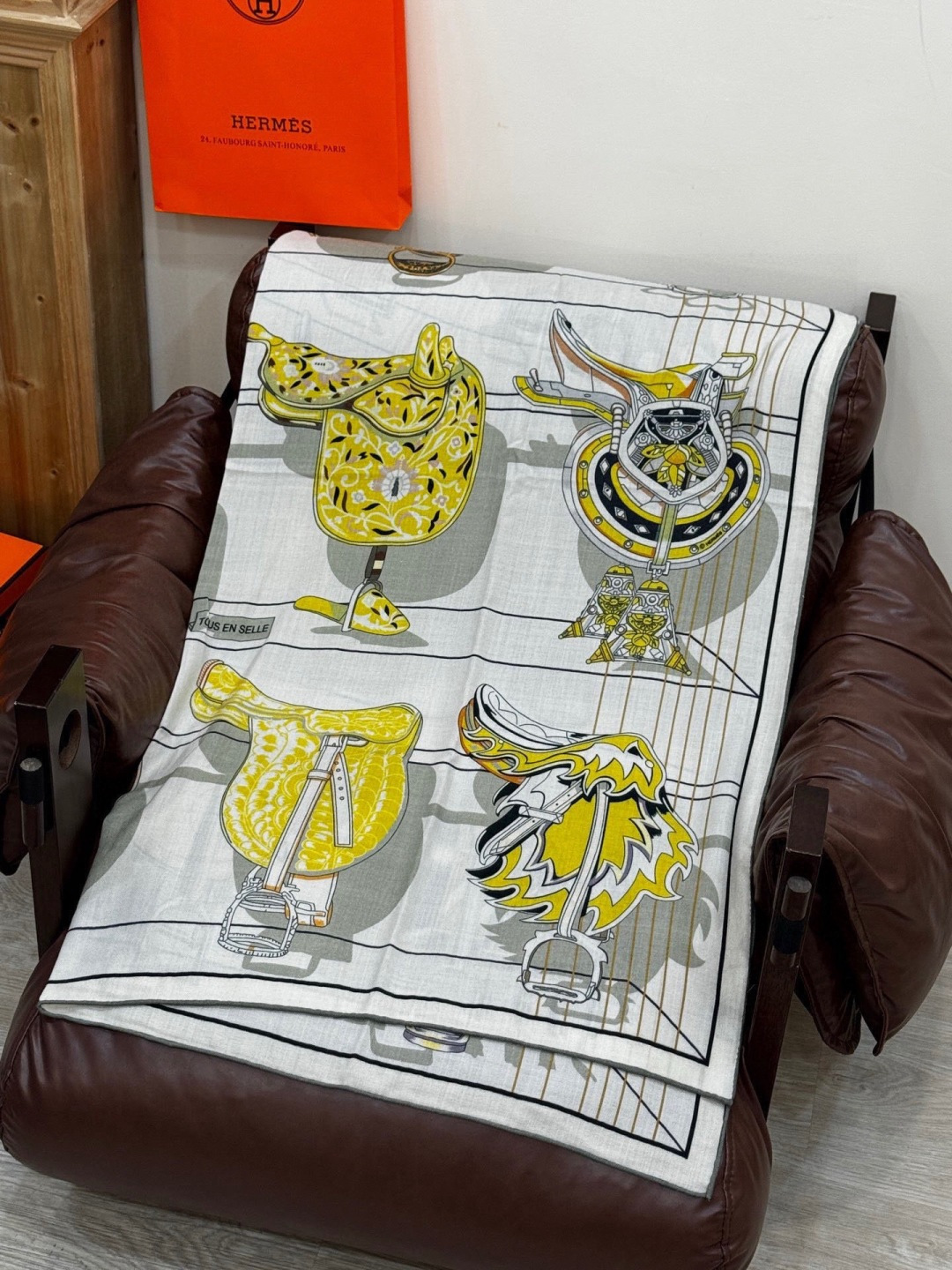 “鞍上世界”140丝绒方巾双面同色手工卷边丝绒方巾（30%真丝70%羊绒）这款披肩的经典单品展现强大而迷