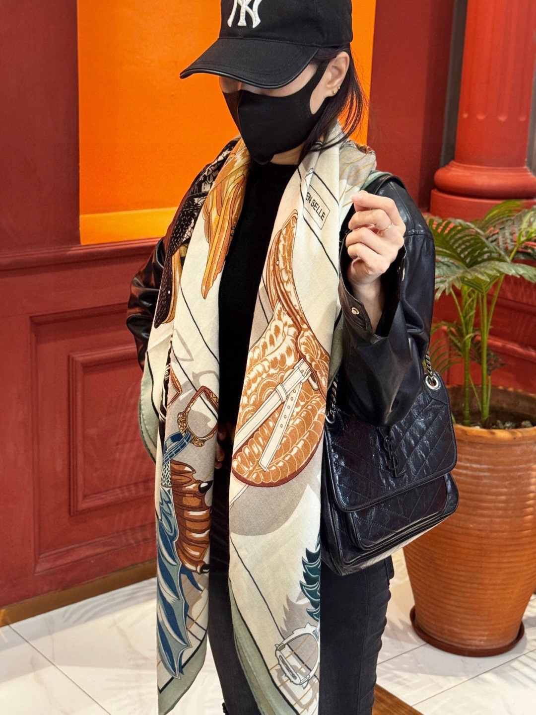 “鞍上世界”140丝绒方巾双面同色手工卷边丝绒方巾（30%真丝70%羊绒）这款披肩的经典单品展现强大而迷