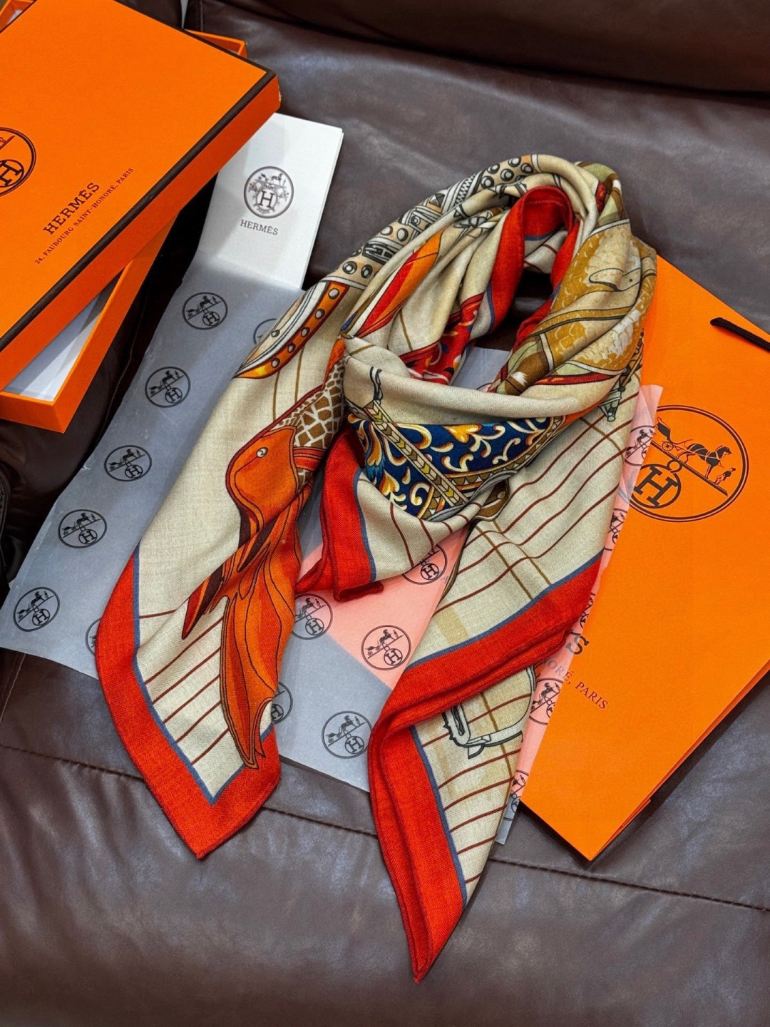 “鞍上世界”140丝绒方巾双面同色手工卷边丝绒方巾（30%真丝70%羊绒）这款披肩的经典单品展现强大而迷