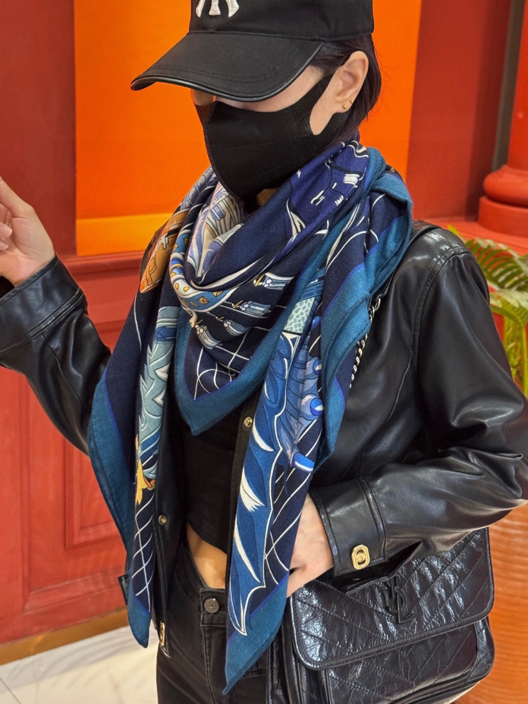 “鞍上世界”140丝绒方巾双面同色手工卷边丝绒方巾（30%真丝70%羊绒）这款披肩的经典单品展现强大而迷