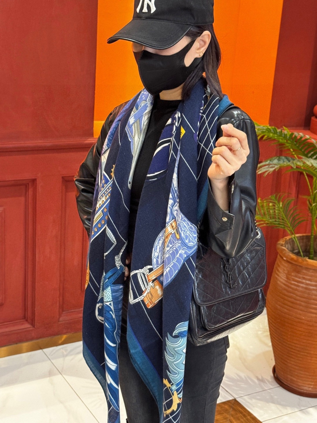 “鞍上世界”140丝绒方巾双面同色手工卷边丝绒方巾（30%真丝70%羊绒）这款披肩的经典单品展现强大而迷