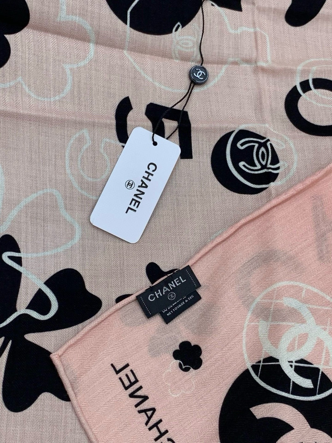 上新❤️【Chanel】 经典茶花优雅Coco风，Chanel最新菱格丝绒大方巾~气质到骨子里，香奶奶新