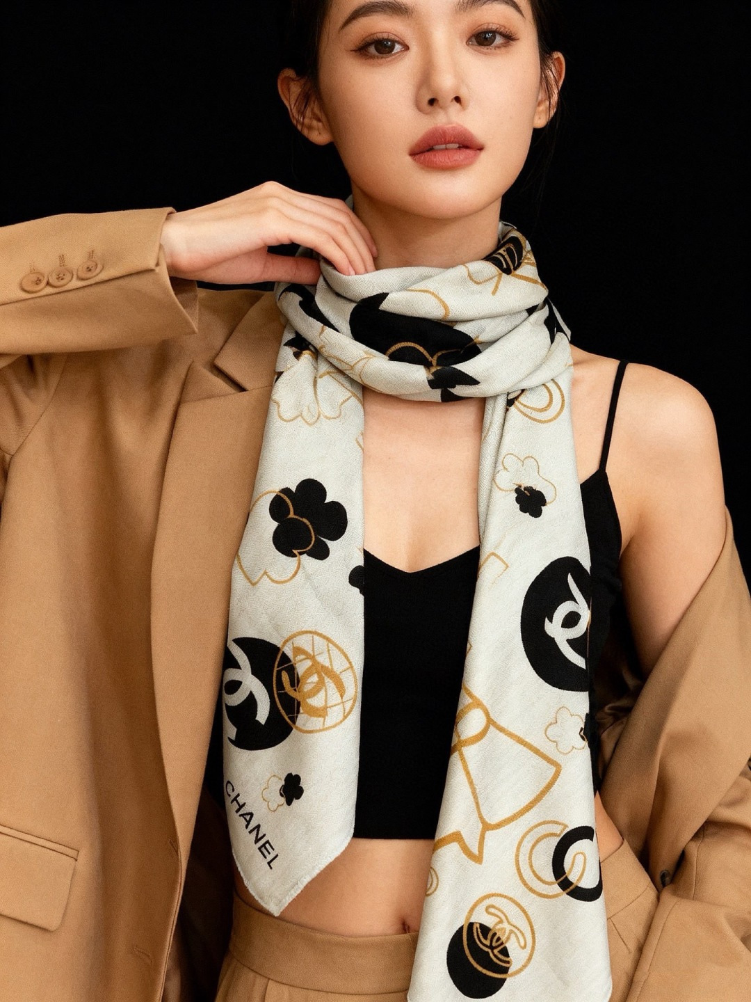 上新❤️【Chanel】 经典茶花优雅Coco风，Chanel最新菱格丝绒大方巾~气质到骨子里，香奶奶新