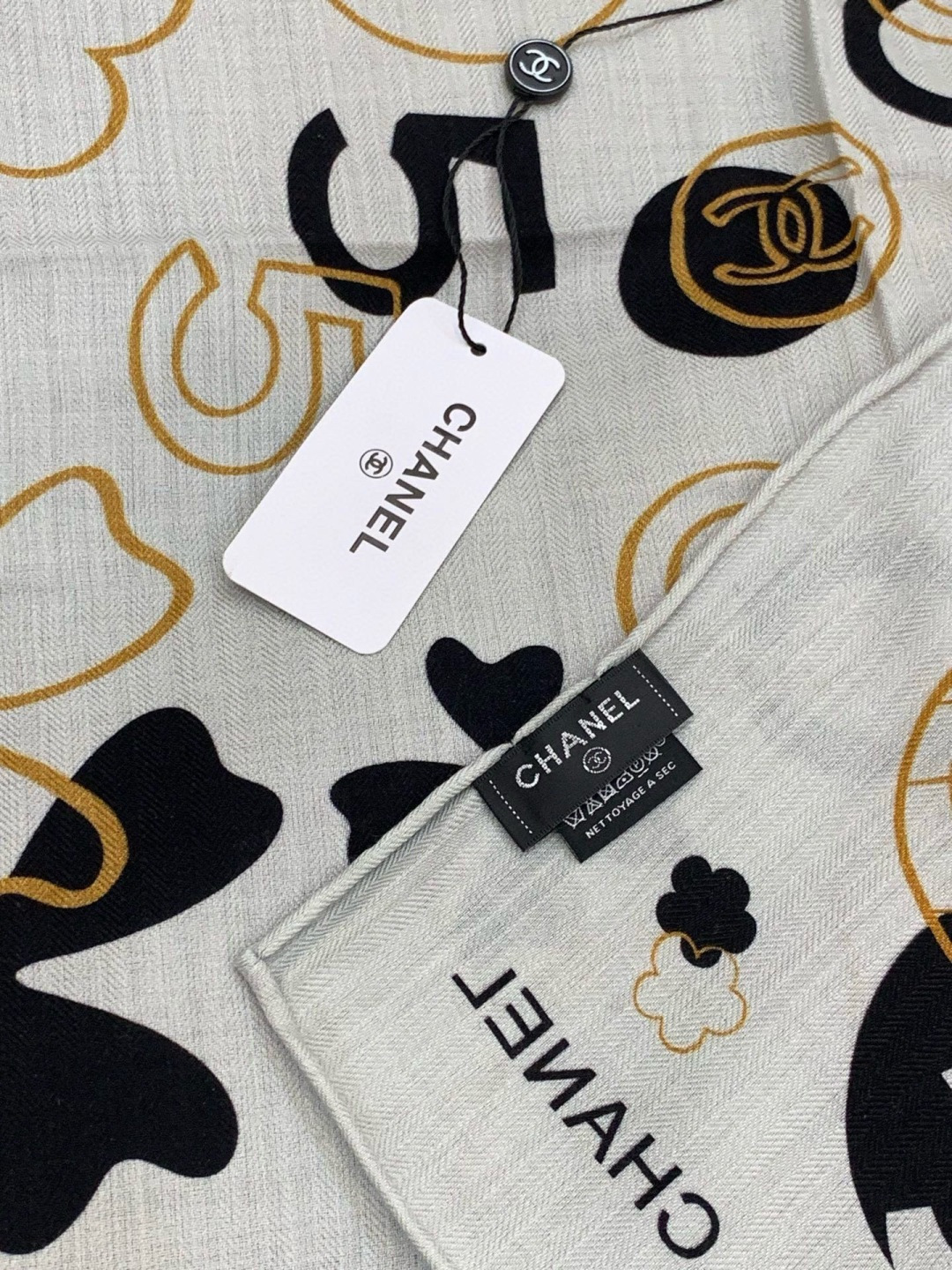 上新❤️【Chanel】 经典茶花优雅Coco风，Chanel最新菱格丝绒大方巾~气质到骨子里，香奶奶新