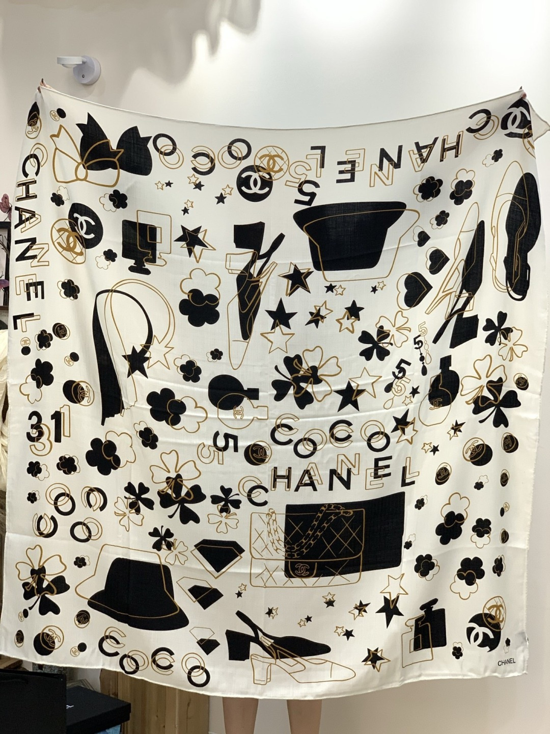 上新❤️【Chanel】 经典茶花优雅Coco风，Chanel最新菱格丝绒大方巾~气质到骨子里，香奶奶新