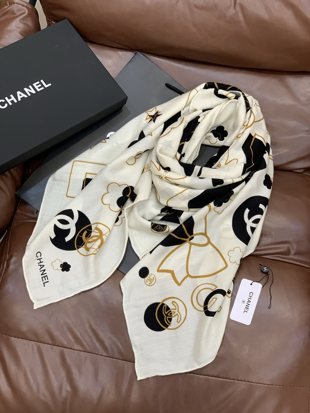 上新❤️【Chanel】 经典茶花优雅Coco风，Chanel最新菱格丝绒大方巾~气质到骨子里，香奶奶新