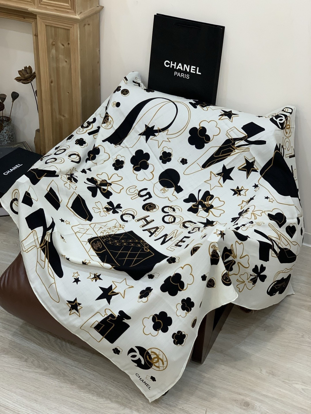 上新❤️【Chanel】 经典茶花优雅Coco风，Chanel最新菱格丝绒大方巾~气质到骨子里，香奶奶新