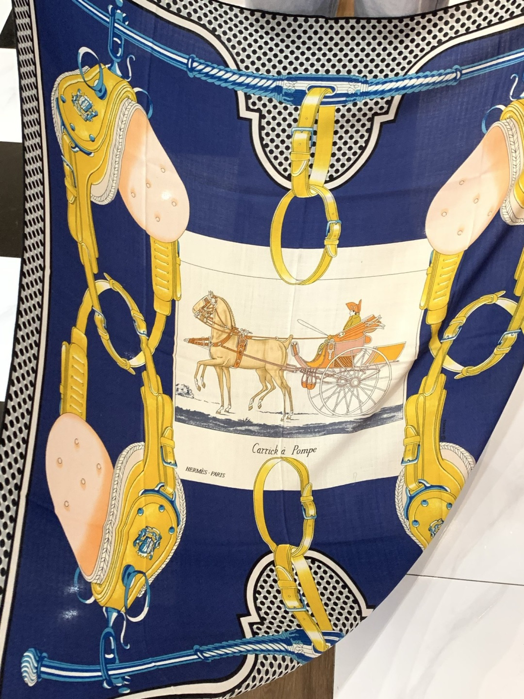 【140顶级丝羊绒双面同色披肩『骏马之城』！！超级气质！！】不仅美有其表，更有好品质与好细节的出彩内质！