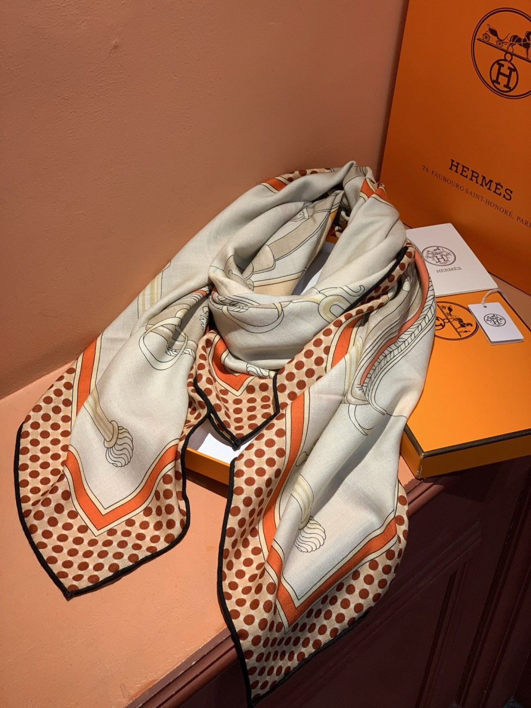 【140顶级丝羊绒双面同色披肩『骏马之城』！！超级气质！！】不仅美有其表，更有好品质与好细节的出彩内质！