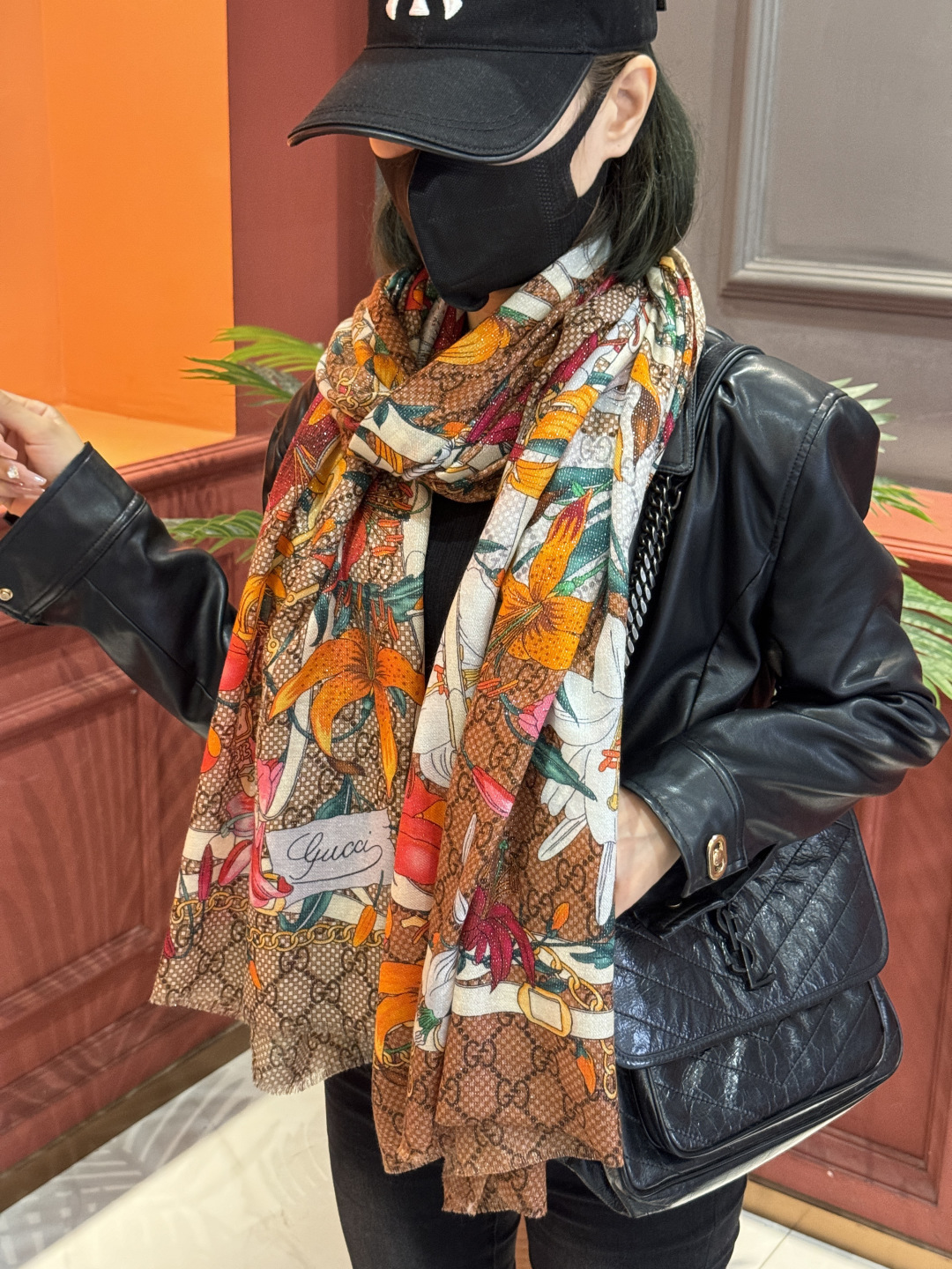 Gucci花卉羊绒围巾~超级抬气色！高级女人味！】羊绒围巾也能这么美！！！Gucci这款双面花卉羊绒围巾