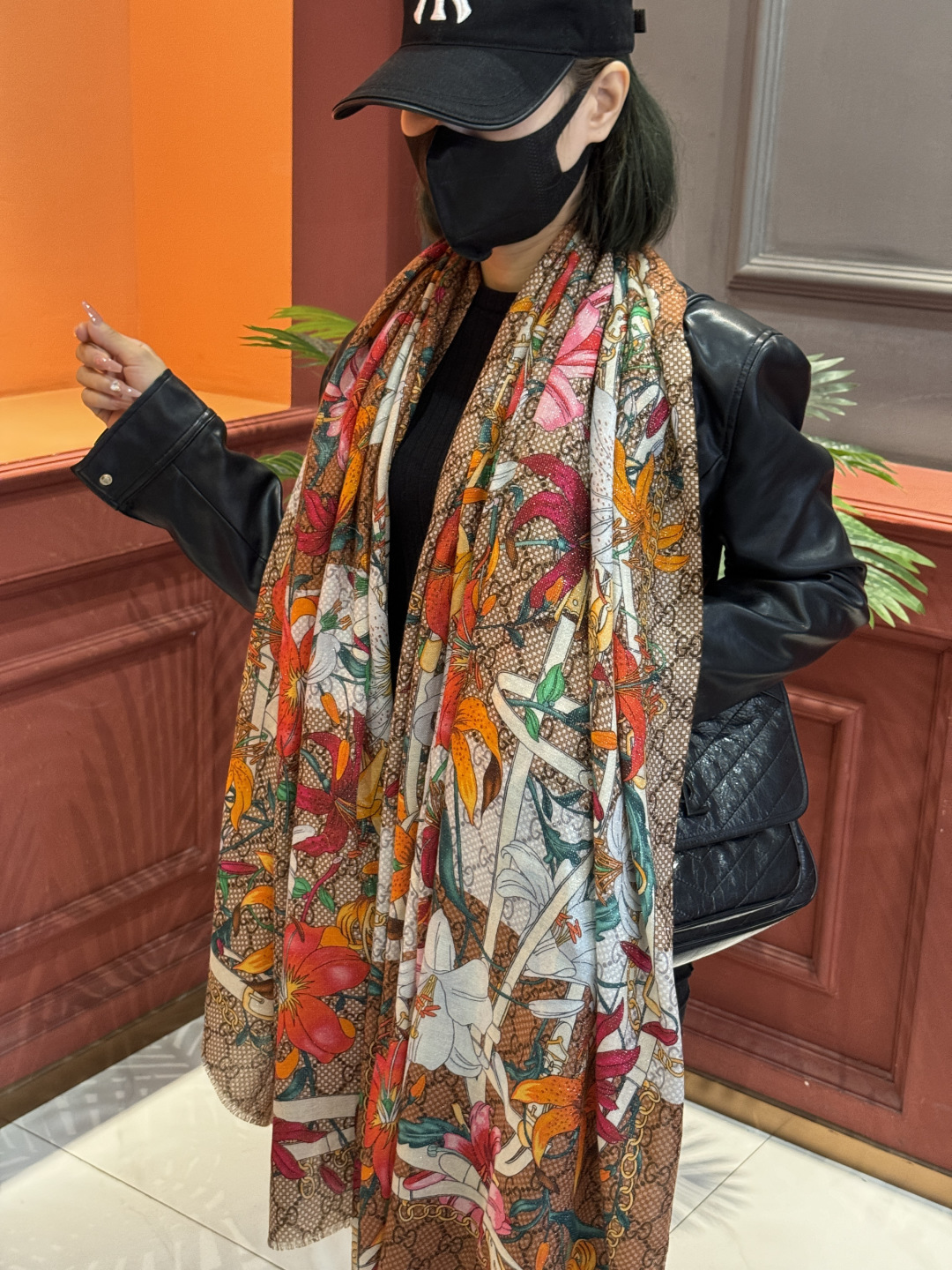 Gucci花卉羊绒围巾~超级抬气色！高级女人味！】羊绒围巾也能这么美！！！Gucci这款双面花卉羊绒围巾