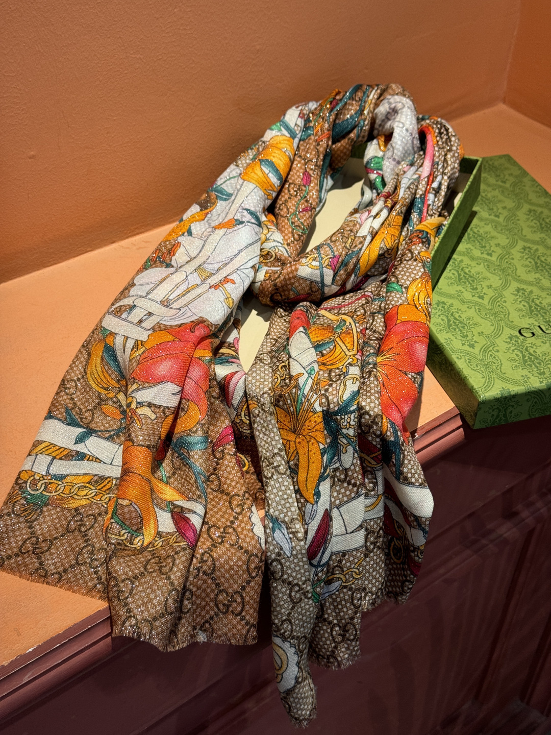 Gucci花卉羊绒围巾~超级抬气色！高级女人味！】羊绒围巾也能这么美！！！Gucci这款双面花卉羊绒围巾