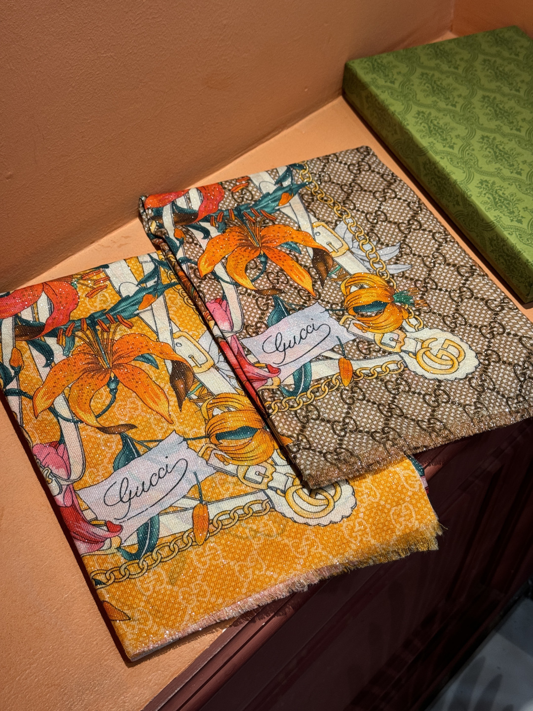 Gucci花卉羊绒围巾~超级抬气色！高级女人味！】羊绒围巾也能这么美！！！Gucci这款双面花卉羊绒围巾