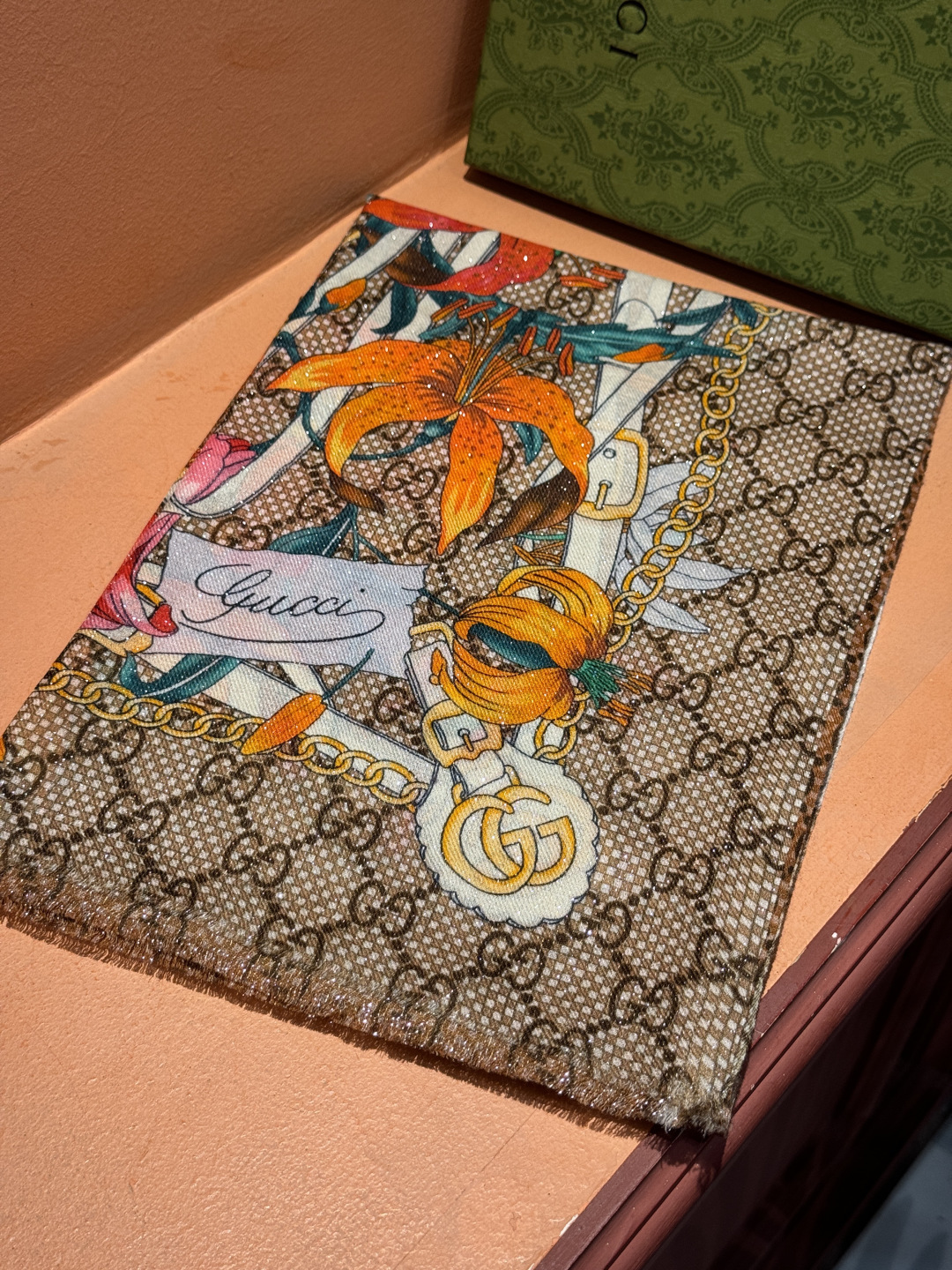 Gucci花卉羊绒围巾~超级抬气色！高级女人味！】羊绒围巾也能这么美！！！Gucci这款双面花卉羊绒围巾