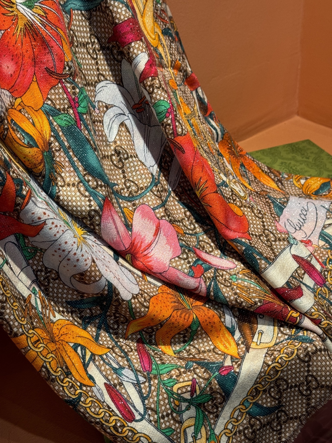 Gucci花卉羊绒围巾~超级抬气色！高级女人味！】羊绒围巾也能这么美！！！Gucci这款双面花卉羊绒围巾