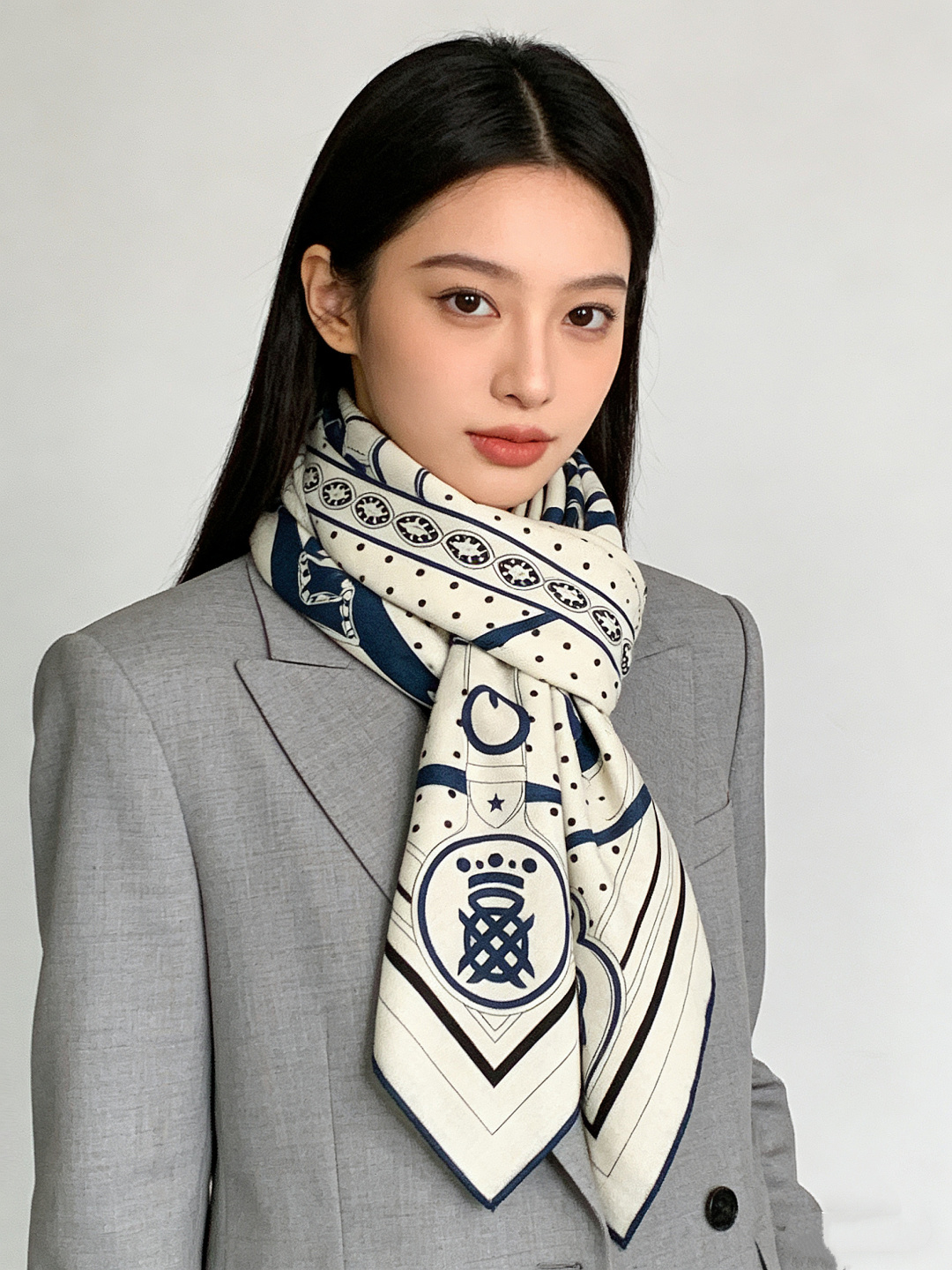 “清晨漫步Bandana”140厘米双面同色丝绒披肩手工卷边山羊绒和真丝混纺披肩（70%山羊绒，30%桑